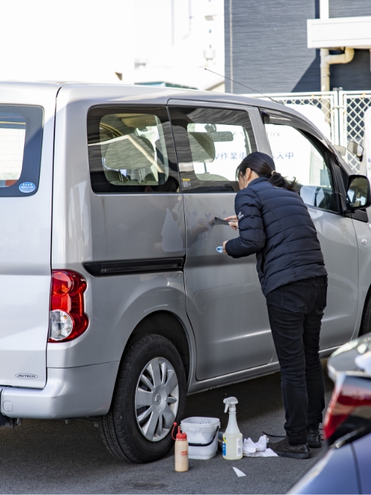 出品車両の仕上げ作業